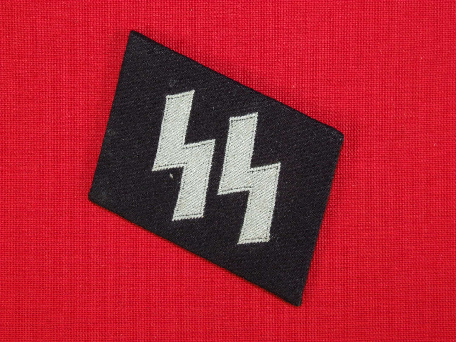 Waffen SS BeVo weave Runes Collar Tab for an Enlisted man