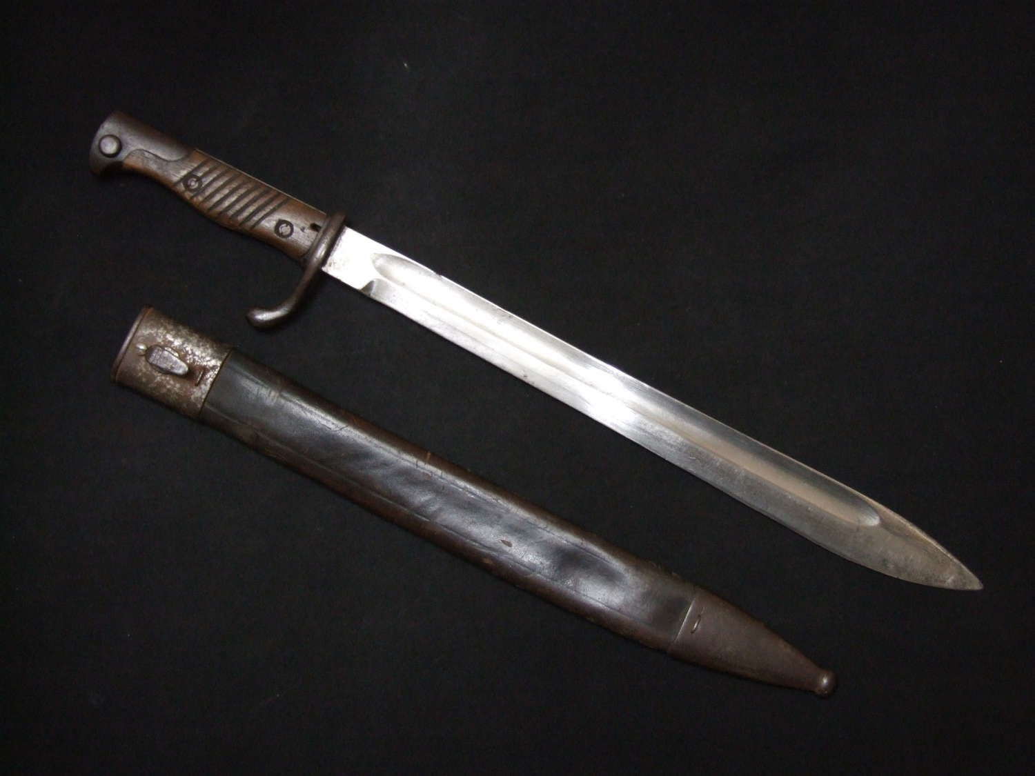 Second Pattern German S98/05 Bayonet with Leather Scabbard. 1915