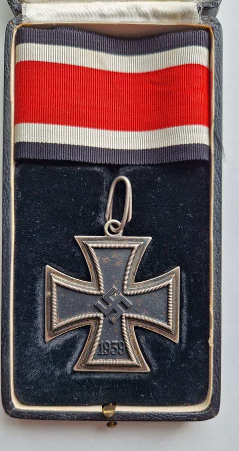 Superb L/12 800 Cased Knights Cross of the Iron by Juncker