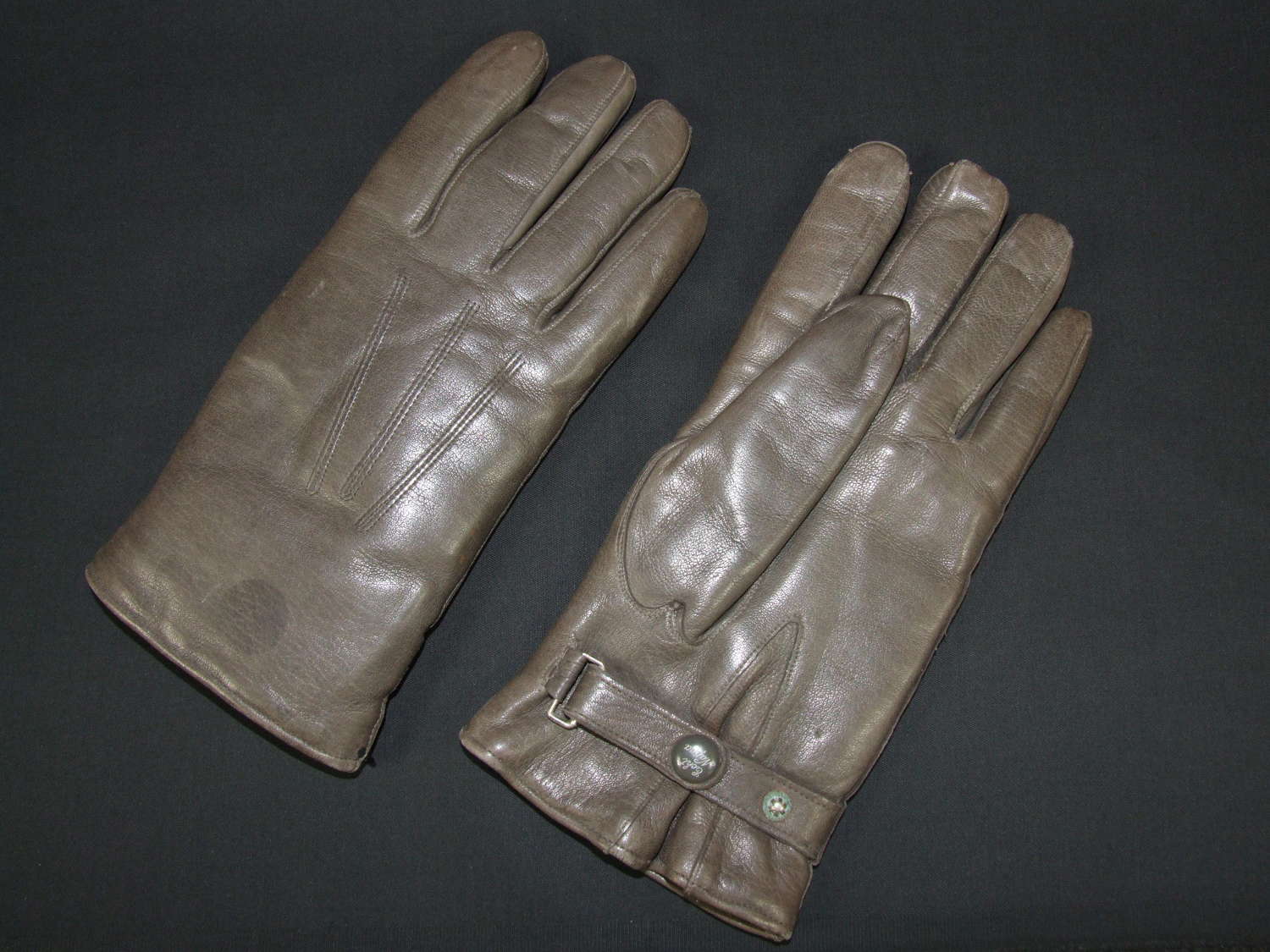WW2 Luftwaffe Short Grey Leather Gloves with Nappa Press Fasteners