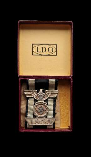 Rare LDO boxed Iron Cross Second Class Spange by Deumer.