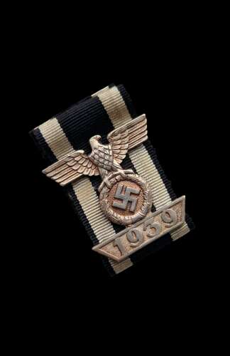 Rare LDO boxed Iron Cross Second Class Spange by Deumer.