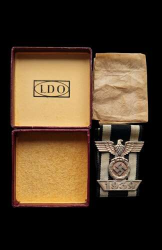 Rare LDO boxed Iron Cross Second Class Spange by Deumer.