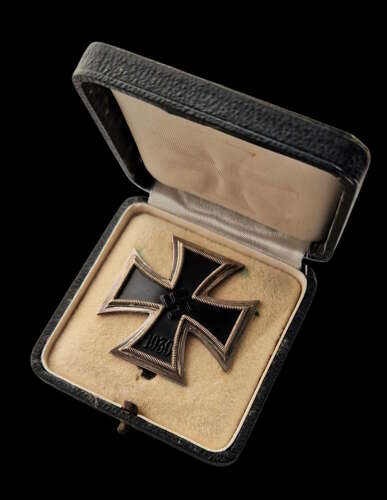 Rare marked variant 1939 Iron Cross First Class in LDO case by Deumer L/11 A very nice co
