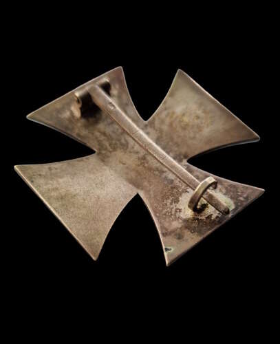 Rare marked variant 1939 Iron Cross First Class in LDO case by Deumer L/11 A very nice co
